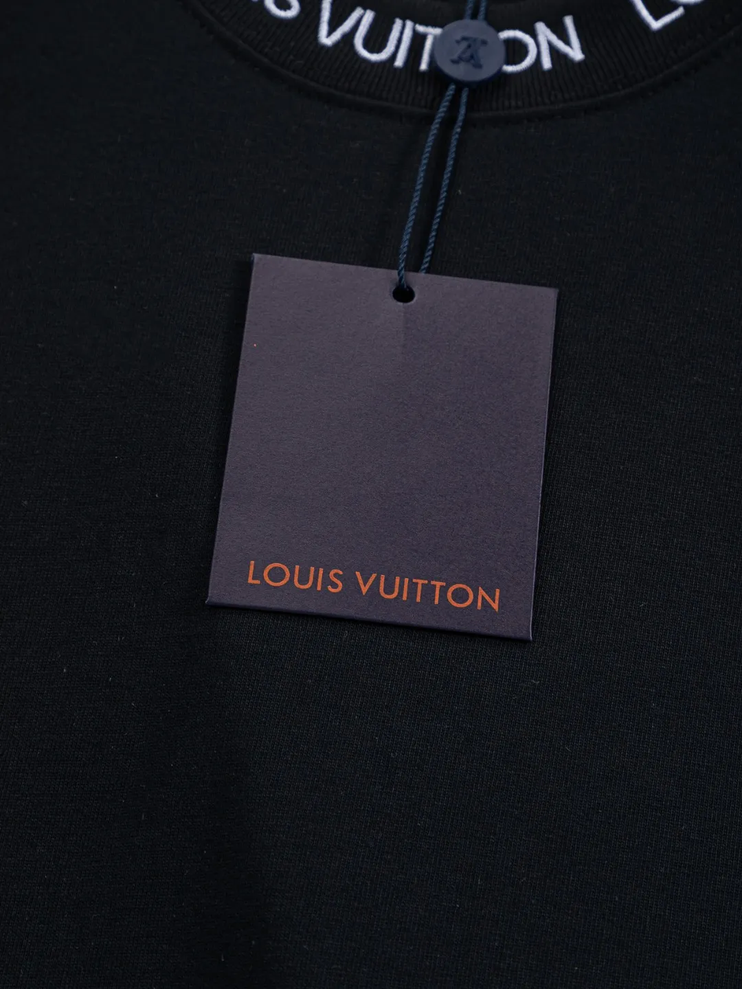 🅿️190 Louis Vuitton 1V LV micro-wide version S-XL LV 26ss new product counters are available at the same time. Multiple craftsmanship, simple letters embroidery on the collar + simple letter logo on the cuffs 🪡 embroidery, round neck short-sleeved T-shirt, same style for men and women! Consigned to one-to-one creation. Synchronized with the official website, pure cotton fabrics at the counter! It is close to the skin and comfortable, durable and easy to wear. It has a classic and simple logo design and meticulous original craftsmanship. Short-sleeves, a must-have item for men, do not appear to be the same for the general public, but must be unique and eye-catching. This LV short-sleeve is all about quality, comfort, the same shape and fashion as always, including fabrics and cutting techniques. All of them have been made with great effort! 320 grams of washed pure cotton fabric, pure cotton is breathable, very refreshing and comfortable for daily wear. The rib knitting on the neckline is smooth and tight, and the neckline will not be skewed if you toss it at will. The loose version, you will find that it looks really good on the upper body. The overall is minimalist and neat, super versatile for daily use! Pair it casually with a pair of pants for a youthful look. A T-shirt will make your outfit crazy. It is a fashionable item that can never go wrong! Color: Black White Size: S-XL Size chart: S: Shoulder width 50-Bust 56-Length 70 M: Shoulder width 52-Bust 57-Length 72 L: Shoulder width 54-Bust 59-Length 74 XL: Shoulder width 56-Bust 62-Length 76